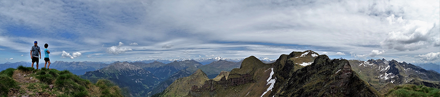 Dalla vetta del Pietra Quadra ampia vista sulle Alpi Orobie